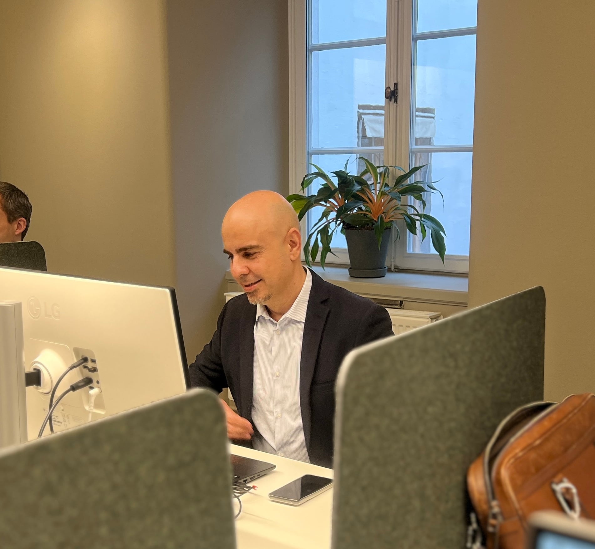 Un homme travaillant sur un ordinateur dans un bureau.