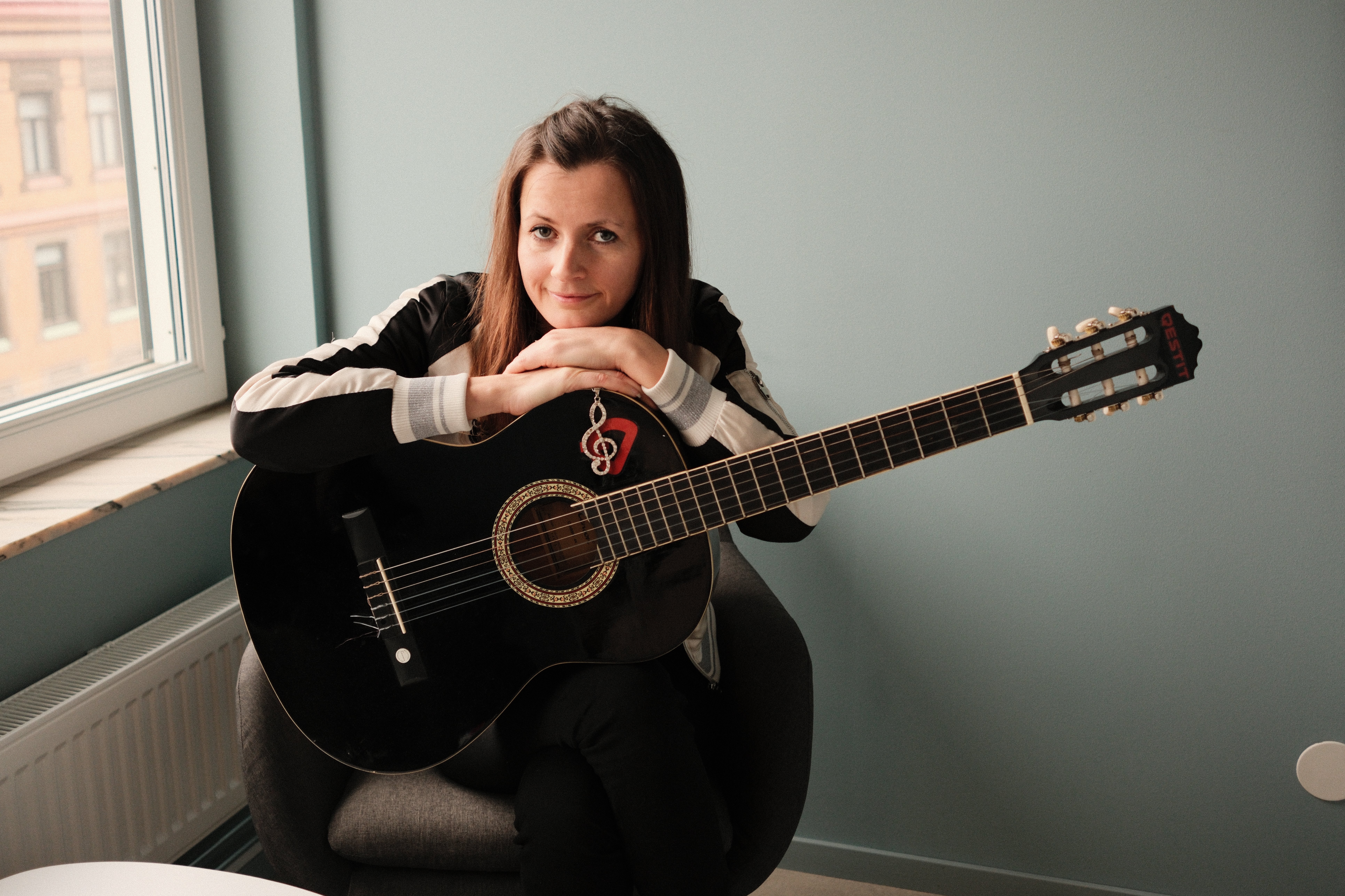 Dzenita med gitarr